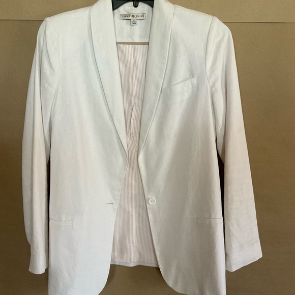 Larry Levine Jackets & Blazers - Larry Levine linen blend White Blazer. Size 10
